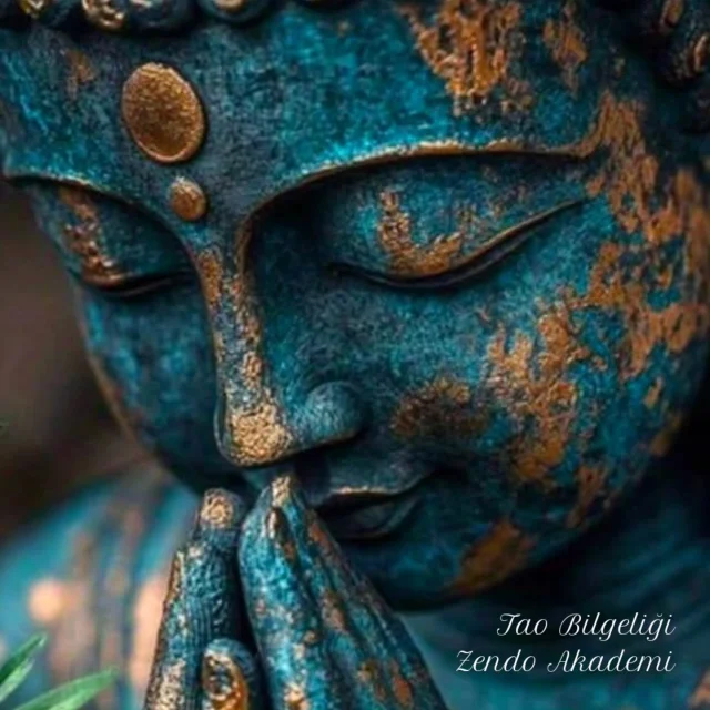 Nesnelere ve kavramlara verdiğimiz anlamlar, arzuları ve amaçları doğururlar. 
İyi ve kötü, alçak ve yüksek, aydınlık ve karanlık gibi. 
Bu anlamlardan kopmamız arzu ve amaçlarımızdan ayrılmamız sonucu (Wu Wei'ye) eylemsizliğe varırız. 

Eylemsizlik (Wu Wei) bir kere kavrandığında uyumlu yaşama geçiş kapısı açılır. 
Geçmişin pişmanlıkları ve gelecek kaygısı ve planları gibi gerçek yaşamdan koparan etkiler aynı zamanda insan yaşamında bir tür dengesizlik hali yaratır.

Uyumlu yaşam ve doğal akış insanın içinde bulunduğu an ile bütünleşerek yaşamasını sağlar.
Bu uyuma, Yolu izlemek denir. YOL anlamına gelen Tao kelimesiyle kastedilen budur. 

Lao Tzu, Tao Te Ching 
✨️
*Wu Wei = Tao öğretilerinin temel kavramlarından biri olan ve 'akıntıya karşı koymamak' ifadesiyle açıklanan Wu Wei,  pasifist bir tutum değildir. Davranışların arzularla, hırsla, açgözlülükle, bencillikle, tutkularla, vb yönlendirilmemesi anlamındadır. 

Wu Wei, müdahale etmeme (eylemsiz eylem, doğru eylem, karma yoga, ödülü meyvesi için yapmama, çırpınıp çabalamama, eforsuzluk, mistik amel, kung fu halidir. 
☯️
Tao Yol'u eğitimlerimiz ve Tao Felsefesini bedenlendiren Tai Chi ve ChiGong egzersizlerini öğrenmek için Dm ve profildeki web sitesinden www.zendoakademi.com bilgi alabilirsiniz.

#tao #taichi #qigong #yol