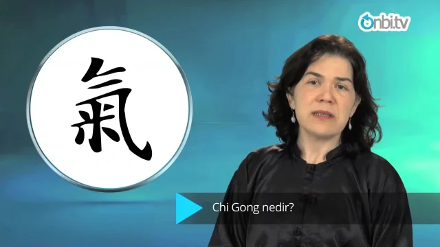 Chi, Qi, Ki = Yaşam enerjisi,can, soluk, nefes
Gong = Çalışma, yöntem, pratik, ustalık

Chi Gong, Tao Felsefesine, Antik Çin’e ve Geleneksel Çin Tıbbına dayanan doğal bir sağlık sistemidir. Tarih olarak M.Ö. 4000 yıllarına dayanır. Hintli keşiş bilge üstad Bodhidharma Hindistan’dan Çin’e giderek Shaolin tapınağında oradaki rahiplerin kendi meditasyonları için hareketli, sakin hareketlerden oluşan, sağlıklarını da koruma amacıyla bir yöntem yaratmıştır. Kökeni buralara dayanan Chi Gong, aslında kelime anlamında da açıklamasını barındırır.

Chi doğal yaşam enerjisi anlamına gelir. Yaşamdaki bioenerjetik ilke bütün canlıların beslendiği güneşten aldığımız, havadan aldığımız yaşam enerjisi Can, Prana olarak da bilinir.
Bu bioenerjetik ilkenin çalışması Çince’de Gong kelimesiyle anlatılır. Yöntem, YOL, metod anlamına gelir.
✨️
Chi Gong, bu bağlamda vücudumuzdaki ve doğal çevremizdeki yaşam enerjisinin bütün bedende sağlığımız için çalışılması anlamına gelir.

气功 Qigong
Kökeni Çin'e dayanan, yavas ve bilinçli
hareketler ile nefes farkındalığını birleştiren bir
beden-zihin pratiğidir.
Amaç; enerjiyi (Qi) dengeli dolaştırmak, bedeni
güçlendirmek ve zihni sakinleştirmektir.
Düzenli Pratiğin Olası Katkıları
Denge ve koordinasyonu geliştirme
Stres seviyesini azaltmaya destek
‣ Nefes kapasitesini artırma
Esneklik ve eklem mobilitesini koruma
‣ Uyku kalitesini destekleme
Zihinsel berraklık ve konsantrasyonu
güçlendirme
☯️
30 Temmuz 2015 OnbiTV ye teşekkürler

#taichi #Chi #Chigong #GelenekselÇinTıbbı #Wellness #Longevity #yinyang #5element #tao #enerji #ruhzihinbeden