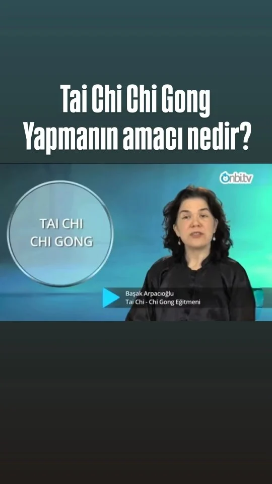 Tai Chi Chi Gong yapmanın amacı nedir ?

Tai Chi Chi Gong insanın önce kendisiyle sonra yaşadığı çevreyle, doğayla ve evrenle uyumlu olmasının yoludur. 

Tai Chi, Tao felsefesinin uygulanması anlamına geliyor demiştik. Tao nedir, Birliktir. 

Tao bütün evrende mükemmel halde işleyen düzenin, ahengin anlatımıdır. Bunu farklı felsefelerde öğretilerde de görebiliriz. Birlik, bütünlük, ahenk, Dharma, Yasa, Dhamma pek çok isimleri vardır. 
Tai Chi bu birliğe doğru gidişte aslında içten başlayan bir dönüşüm yoludur. Yani kişinin kendi nefsini terbiye ederek bedenine kendi kendine verdiği salgıladığı zararlı toksinler, zihinsel ve psikolojik olarak enerji akışını bloklayışlarının farkına vararak onları gevşetmesini sağlar. Bu nedenle, aslında hem anda oluşun hem de ebediyette aynı anda oluşun çok derin bir öğretisidir. Yaptıkça gelişmekte ve derinleşmektedir. Bu yüzden, ilk başta hepimiz için en belirgin ilk haftada dahi başlayan kişi için ilk etkileri sağlıktaki mükemmel olumlu gelişmelerdir. 

Daha sonra fark edilen şey nefesimizde, enerjimizdeki iyileşmeler aynı zamanda bunun bize getirdiği zihinsel ve psikolojik olan daha keyifli, kendimizden memnun olma yaşadığımız hayattan memnun olma halidir. Bütün bunlar oluştuktan sonra daha derin anlamda kişinin başka deneyimleri, farkındalıkları da oluşmaktadır.

#taichi #chi #chigong #wellness #longevity